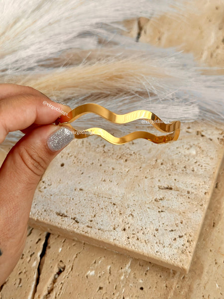 Wavy bangle