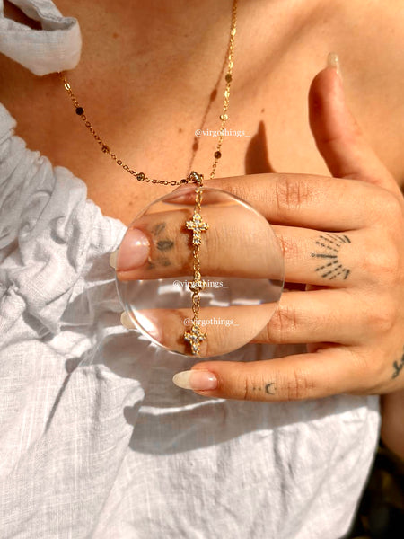 Dainty cross corbatin